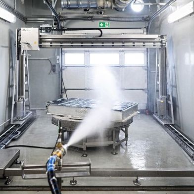 The picture shows a TÜV Rheinland test chamber. In this chamber, batteries can be loaded and overloaded in a controlled manner. (Image:TÜV Rheinland/Oliver Tjaden)