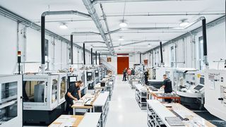 Der Zerspanungsspezialist Nachreiner hat seine Wertschöpfungskette erweitert. Der Werkzeughersteller schleift nicht nur, sondern beschichtet seine Produkte mithilfe von Cemecon-Systemen. (N. Pudimat / Nachreiner)