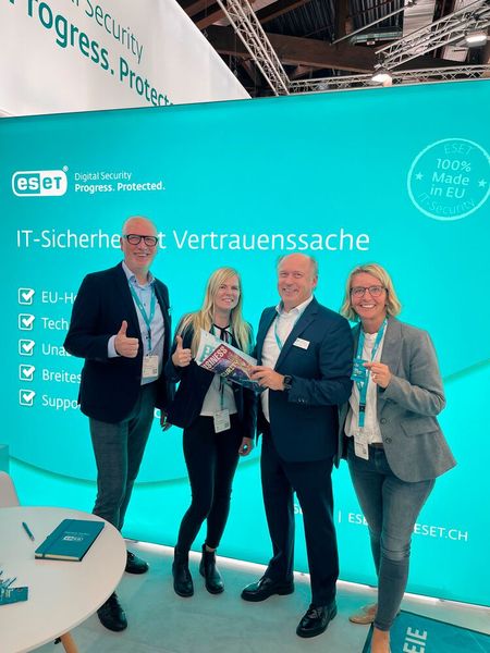 Für Eset ist die IT-BUSINESS Pflichtlektüre: (v. l.) Thorsten Urbanski, Simone Böttcher, Michael Klatte (alle Eset) und Stephanie Steen (IT-BUSINESS) (Bild: Vogel IT-Medien GmbH)