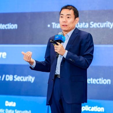Dr. Feifei Li, Chief Technology Officer und President of International Business bei Alibaba Cloud Intelligence, erläutert auf der Apsara Conference 2026 die Wachstumsstrategie des Unternehmens. (Bild: Alibaba )