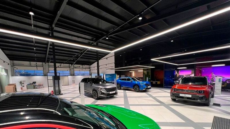 Auffällig sind die hellen Fliesen mit Rauten-Muster. Auch die schwarz lackierte Decke ist Teil der neuen CI. Zur Eröffnung diente sie als Leinwand für eine Lasershow. (Bild: Autohaus Beil)