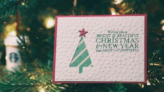 Eines haben alle Weihnachtskarten gemeinsam: Unternehmen bedanken sich bei ihren Kunden oder Geschäftspartnern für die tolle Zusammenarbeit oder schicken liebe Grüße. In der Organisation der Weihnachtspost gibt es aber einige Unterschiede. (gemeinfrei)