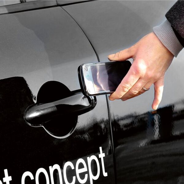 Via Near Field Communication (NFC) kommuniziert das Smartphone mit dem Fahrzeug. (Continental)