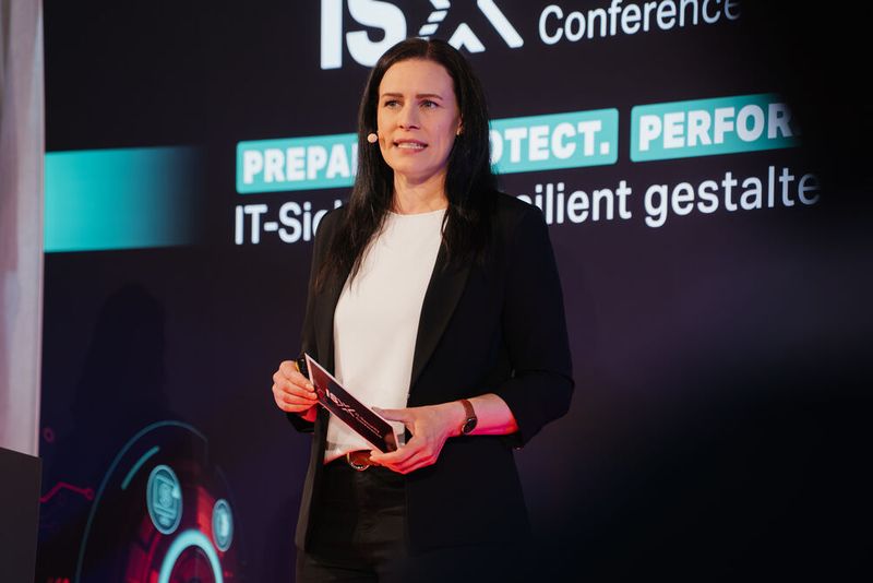 Svenja Mohn, Director der Vogel IT-Akademie, begrüßte in allen vier Städten die Teilnehmerinnen und Teilnehmer. (Bild: Manuel Emme)