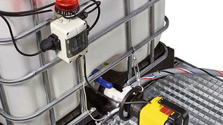 Los IBC son contenedores de transporte y almacenamiento muy utilizados en la industria. Muchos usuarios se preguntan: ¿cómo o con qué se puede extraer, trasvasar o verter el producto? (Imagen:© Fotoatelier Bernhard e.K.)