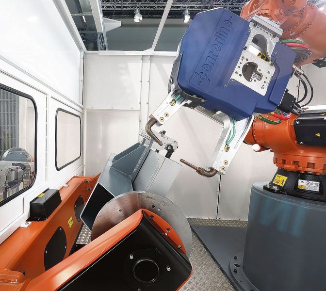In der standardisierten Kompaktschweißzelle Kuka flexible Cell spot wird das Aluminiumbauteil  zunächst durch Punktschweißen bearbeitet.  (Kuka)