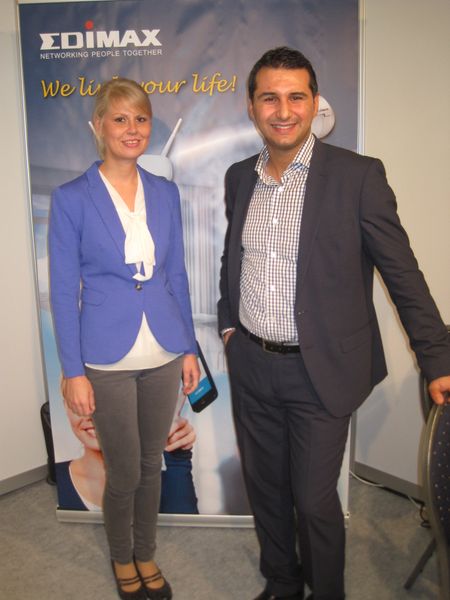 Über Netzwerklösungen konnte man sich bei Ugur Göksu und Carina Thomaßen (Edimax) informieren. (Bild: IT-BUSINESS)