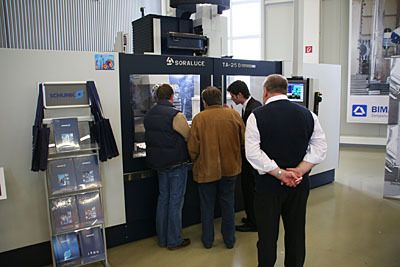 Besucher informieren sich über das Universal-Bett-Fräs- und Bohrcenter TA-25 D mit Rundtisch. (Archiv: Vogel Business Media)