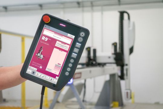 Mit der Möglichkeit, bis zu zwölf Servoachsen zu integrieren, löst die R9 auch die komplexesten Automatisierungsaufgaben.(Bild:  Wittmann)