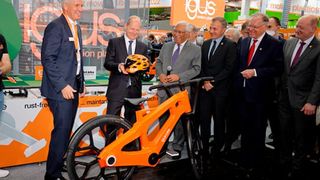 Von wegen Abfall! Aus ausgedientem Kunststoff baut Igus dieses Urban Bike, dessen positive Eigenschaften kaum ein anderes Material oder ein Werkstoffmix ins Feld führen könnte. Auch Bundeskanzler Olaf Scholz war erstaunt. Radeln wir den Kunststoffmüll doch einfach weg! Hier mehr dazu... (Bild: Igus)