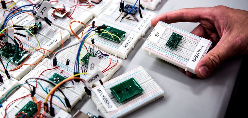 Über 20 MEMS-Beschleunigungssensoren wurden von Forschern der Michigan Engineering untersucht. Dabei konnten nur drei nicht durch einfache und leicht verfügbare Hilfsmittel manipuliert werden(Bild:  Kevin Fu / Michigan Engineering)