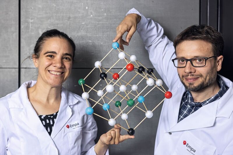 Chaos im Kristall: Michael Stuer und Amy Knorpp mit dem Modell eines „chaotischen“ Kochsalzkristalls mit fünf Komponenten.