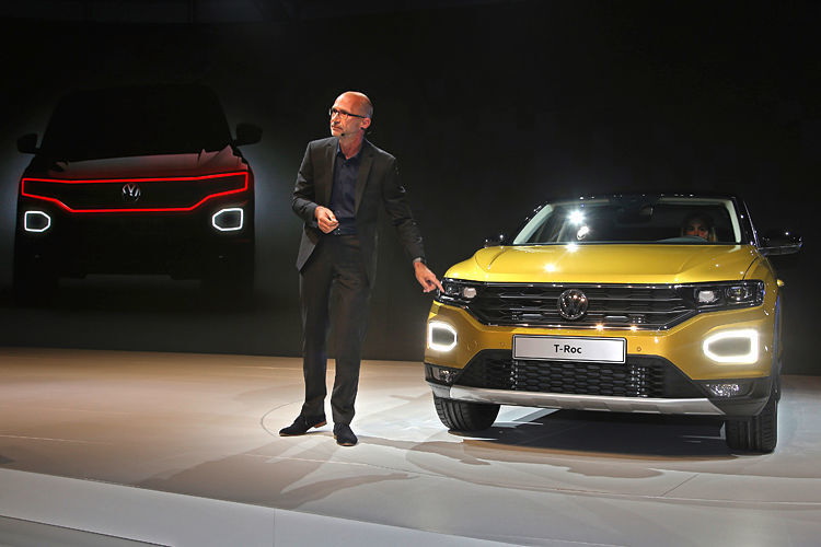 Klaus Bischoff, Leiter Volkswagen-Design, präsentiert den T-Roc. (VW)