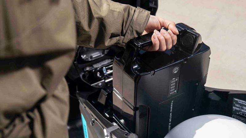 Die Batterie mit einer Kapazität von rund 1 kWh kann zum Aufladen entnommen werden. (Bild: Yamaha)