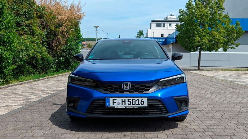 Mit der nach vorne abfallenden Motorhaube wirkt die Civic-Front unharmonisch. (Bild: Rosenow – VCG)