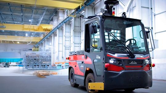 Der automatisierte Elektroschlepper P250: Das AGV bewegt bis zu 25 Tonnen Last und koppelt automatisch an und ab.(Bild:  Linde-MH)