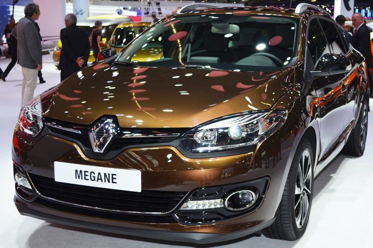 Der überarbeitete Mégane kommt unter anderem mit neu gestalteten Frontleuchten und durchgehendem Kühlergrill. (Foto: Rehberg)