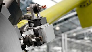 So sieht die neue Art des Drehens aus! Denn Sandvik Coromant hat ein automatisches System geschafften, das per Roboterzugriff die Werkzeuge wechselt ... (Bild: Sandvik Coromant)