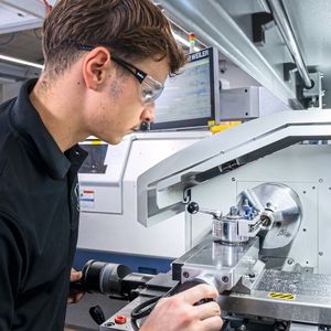 Hier dreht Haroun Oueslati noch manuel eine Buchse auf einer neuen Weiler-Drehmaschine. Die manuellen Erfahrungen sind wichtig, um die Zerspankräfte zu erspüren.(Bild:  Thomas Entzeroth)