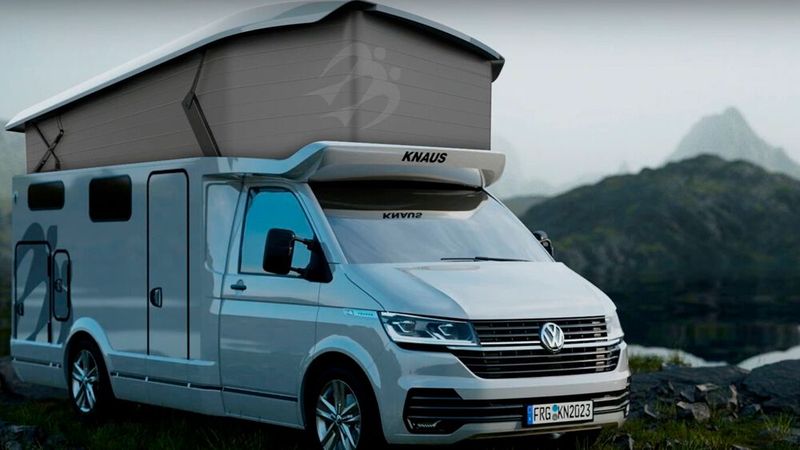 Mit aufgestellter Haube ist der Knaus Tourer CUV 2,75 Meter hoch. (Bild: Knaus)