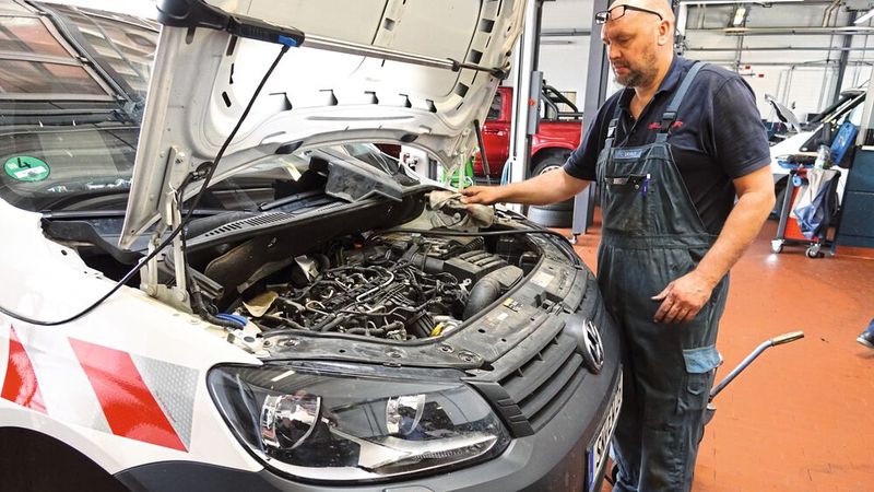 Auch für Transporter beziehungsweise Leicht-Lkws ist man in der Berliner Straße in Halle gut gerüstet. Gerade auch Kleinflotten hat man hier als lukrative Klientel in der Kundschaft. (Bild: Dominsky/»kfz-betrieb« )