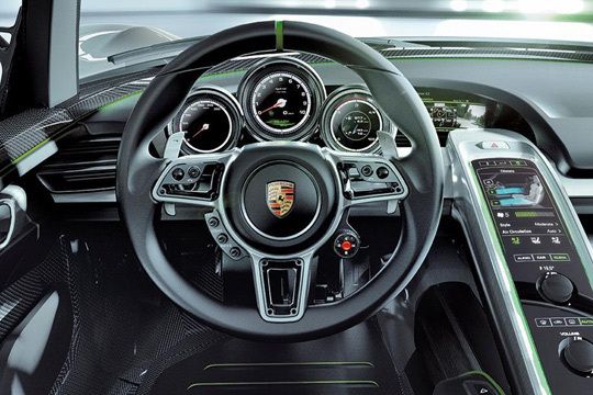 Auf dem Dreispeichen-Mulitfunktions-Sportlenkrad sind vor allem die fahrrelevanten Bedienelemente konzentriert. Mit dem „Map-Schalter“ wählt der Fahrer das jeweilige Fahrprogramm aus. Als „Push-to-Pass“-Knopf bietet er darüber hinaus auch die E-Boost-Funktion, die beispielsweise bei Überholvorgängen benötigt wird. (Archiv: Vogel Business Media)