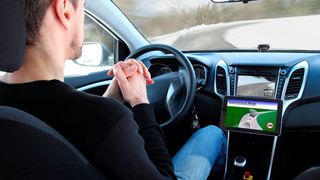 Selbstfahrende Autos sollen bis zum Jahr 2030 massiv ausgebaut werden – um Unfälle zu vermeiden, haben Forscher jetzt spezielle Radarmodule entwickelt, die eine 360°-Rundumsicht ermöglichen.     (©RioPatuca Images - stock.adobe.com)