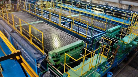 Elektrolyseure wenden elektrischen Strom an, um Salzlake (konzentriertes Salzwasser) in Chlor, Natronlauge und Wasserstoff zu trennen.(Bild:  Asahi Kasei)