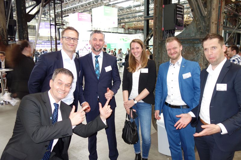 (v. l.) Volker Jacobs, HP, stellte vor: Marius Orth, Altra Computer, Nedzad Gutic, Stefanie Faller, Stefan Chiarcos und Christoph Kuner, Samsung. (Bild: IT-BUSINESS)