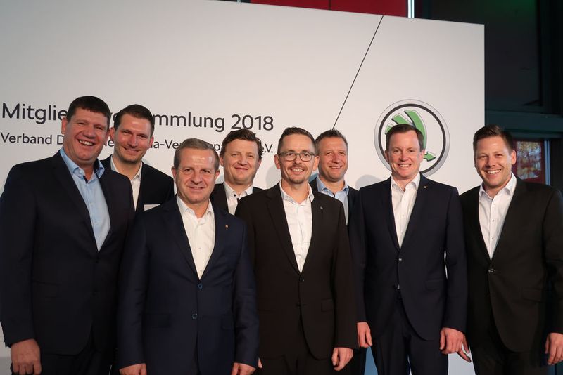 Den Vorstand des Skoda-Partnerverbands bilden (v. li.) Kersten Borst, Christian Mette, Thomas Peckruhn (Präsident), Stefan Schwarzbauer, Jochen Schandert, Jochen Müller und Christian Melzer. Mit dabei ist Geschäftsführer Patrick Kaiser (2. v. re.). (Bild: Grimm / »kfz-betrieb«)