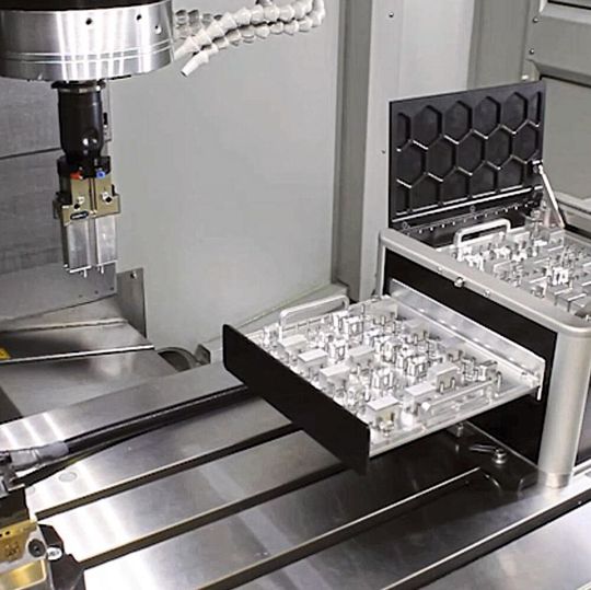 Rasch und einfach installiert: Das Magazin der Automatisierung Rotomation wird auf dem Nutentisch im Arbeitsraum vertikaler Bearbeitungszentren montiert. Rasch und einfach installiert: Das Magazin der Automatisierung Rotomation wird auf dem Nutentisch im Arbeitsraum vertikaler Bearbeitungszentren montiert.