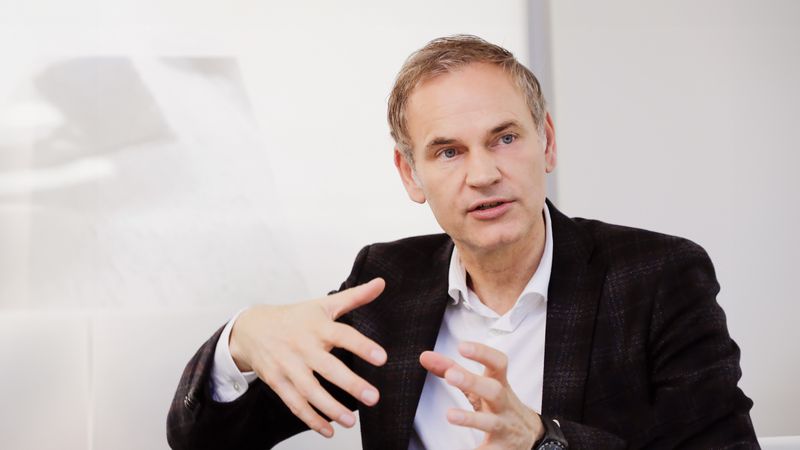 VW-Chef Oliver Blume will bis Ende des Jahres einen konkreten Sparplan für den Autohersteller vorlegen.(Bild:  Porsche)