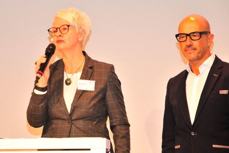 Birgit Behrens, ZDK-Geschäftsführerin Berufsbildung, führte gemeinsam mit Moderator Goofy Förster durchs Programm. (Schmidt/»kfz-betrieb«)