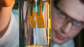 Dr. Stefan Zechel von der Universität Jena untersucht das Formgedächtnisverhalten von Kunststoffen. Dabei wird gezeigt, wie ein Kunststoff in einer deformierten Form (links) in seine ursprüngliche Form (rechts) zurückkehrt. (Friedrich-Schiller-Universität Jena)