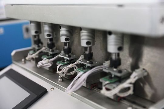 Bild 6: Um globale Qualitätsstandards effizient zu erfüllen, setzt die Fertigung verstärkt auf Automatisierung. Das Bild zeigt einen parallelen Teststand für bestückte Leiterplatten (PCBs) vor der Endmontage.(Bild:  Siglent)