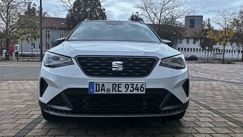 Ebenfalls ein aktueller Trend: Menschen lieben auch im Fall von Klein- und Kompaktwagen die Variante „SUV“. So verkauft auch Seat deutlich mehr Aronas als Ibizas, obwohl erstere spürbar teurer sind. Serienmäßig kommt der Wagen mit LED-Scheinwerfern daher. Die von uns getestete „GTI“-Variante namens „FR“ verfügte zudem über ein spezielles FR-Design-Paket samt „Drive Select“ (Aufpreis: 670 Euro). Dank letzterem kann der Fahrer das Ansprechverhalten von Lenkung und Motor (Gasannahme) und beim Direktschaltgetriebe die Schaltzeitpunkte ändern. (Bild: Simon – VCG)