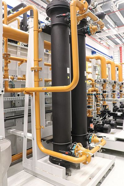 Zwei 3 Meter hohe Sicherheitswärmetauscher sorgen für eine konstante KSS-Temperatur und vermeiden, dass das zur Kühlung eingesetzte Brunnenwasser kontaminiert werden kann. (Bild: Knoll)