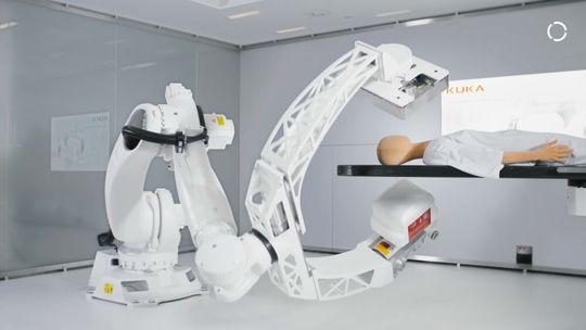 Der Roboter für hohe Traglasten bis 300 kg wird in Systemen eingesetzt, die z. B. Röntgen-C-Bögen oder Linearbeschleuniger für Strahlentherapie ermöglichen.(Bild:  Kuka)
