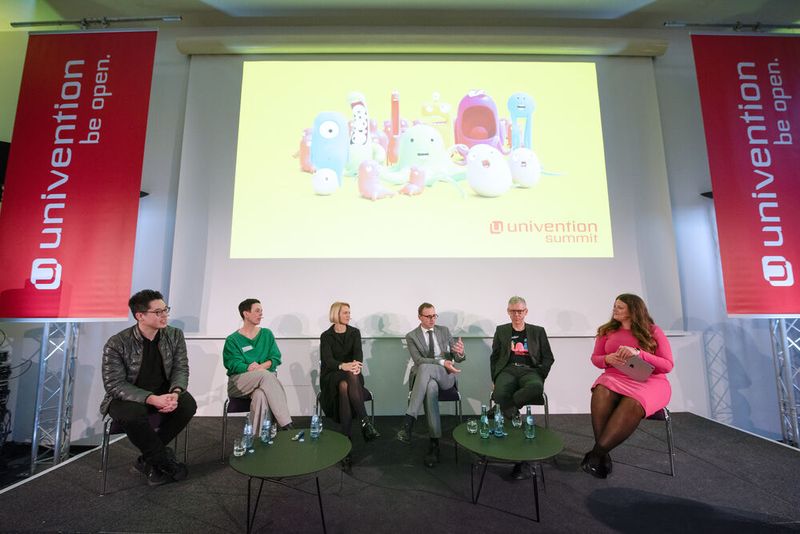 Die Moderation übernahm Ann Cathrin Riedel.  (©univention)