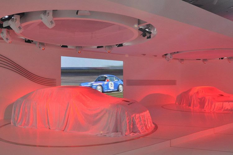 Die Hersteller – hier Porsche – machten es wie immer spannend. (Foto: LA Auto Show)