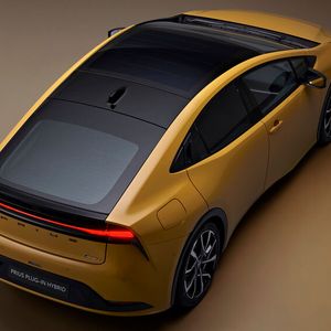 Optional ist ein Solardach für mehr Reichweite zu haben.(Bild:  Toyota)