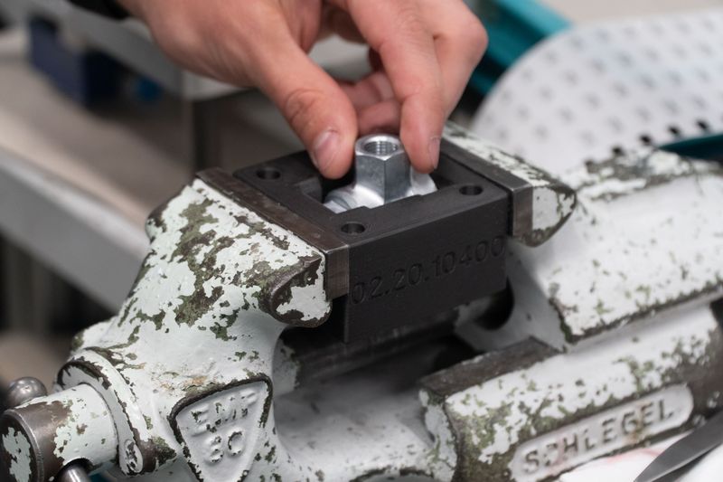 Die additiv gefertigten Bauteile, ob groß oder klein, sind an vielen Stellen in der Fertigung zu finden. Darunter sind Sensorhalter, Gehäuse, Griffe, Spann- und Haltevorrichtungen, Werkzeuge, Schablonen oder Ersatzteile. (Bild: Festo)