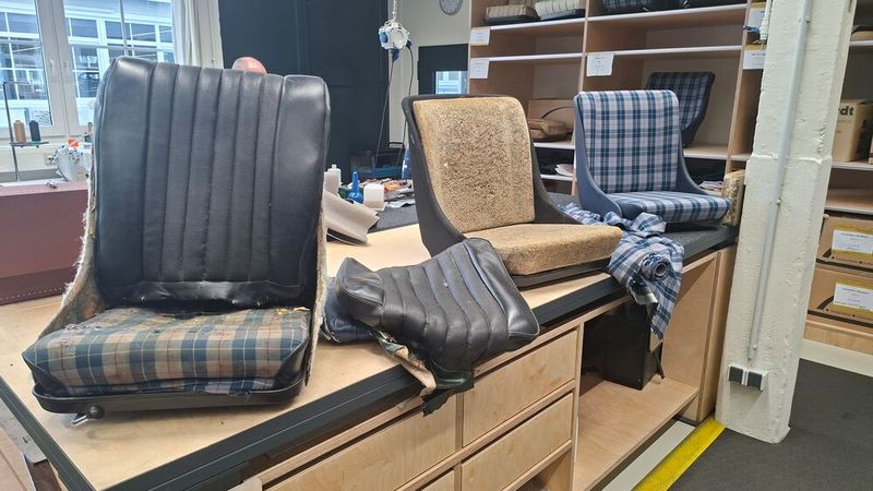 Bis zu einer Woche Arbeitszeit fließen in die Restaurierung eines 300SL-Sitz, um diesen vom Zustand links vorne in den rechts hinten verstetzt zu werden. (Bild: Dominsky – VCG)