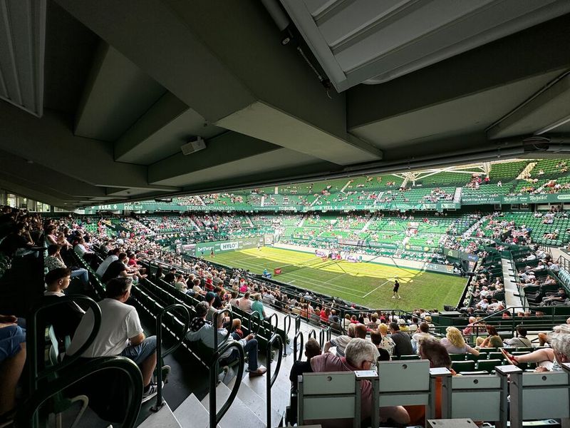 Am Dienstag Vormittag ist das Stadion noch nicht ganz voll. (Bild: Vogel IT-Medien)