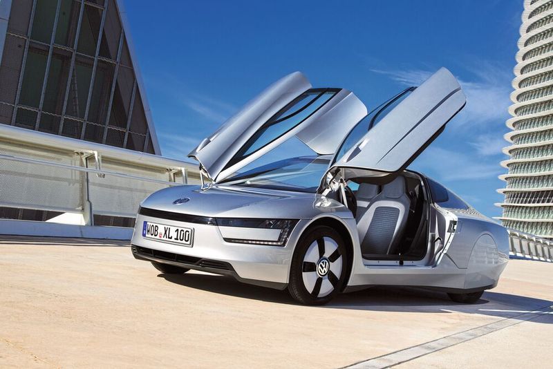 In der Serienversion des XL 1 können die Insassen durch zwei große Flügeltüren eisteigen und sitzen dann leicht versetzt nebeneinander. (Bild: Volkswagen AG)