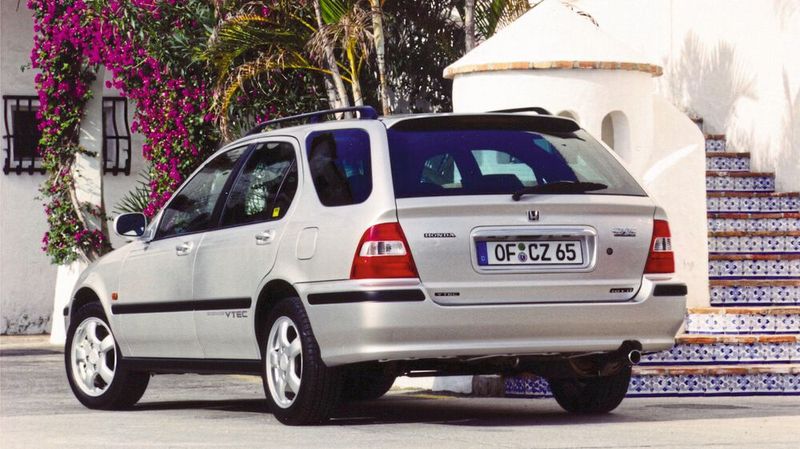 Die sechste Generation (1995 bis 2000) gab es in diversen Karosserievarianten: als drei- und fünftüriges Schrägheck, als zweitüriges Coupé, als viertüriges Stufenheck und als fünftürigen Kombi.  Erstmals gab es für den Fünftürer und den Aerodeck auch einen 2,0-l-Turbodieselmotor von Rover.  (Bild: Honda)