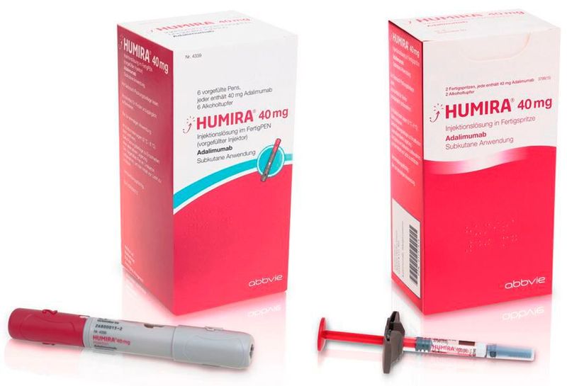 Platz 1 als erfogreichstes Mediment hält seit Jahren Humira mit dem Wirkstoff Adalimumab: 2003 erhielt der Wirkstoff in der EU die Zulassung. Der monoklonale Antikörper wirkt als Immunsuppressivum gegen eine ganze Reihe entzündlicher Erkrankungen. Dazu gehören die rheumatische Athritis, Spondyloarthritis, Schuppenflechte (Psoriasis), Morbus Crohn, Colitis ulcerosa u.a.. Dem Hersteller Abbvie spülte das Medikament in 2020 über 19,8 Millarden Dollar in die Kassen, auch wenn seit Patentablauf im Jahre 2018 zahlreiche Biogenerika auf dem Markt sind.   (Bild: Abbvie)