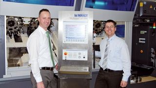 Projektleiter Alexander Amann (Mikron, rechts): «Bei der Suche nach der Spannlösung war schnell klar, dass ein klassisches Dreibackenfutter die Aufgabe nicht würde lösen können». Für Röhm sprach auch die internationale Präsenz mit Servicemöglichkeit in Asien vor Ort (Röhm-Fachberater Frank Stier, links).  (Bild: Röhm)