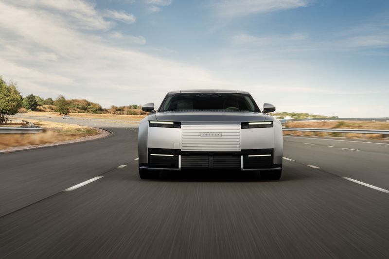 Die Front des Type 01 ist wuchtig. (Bild: JLR)
