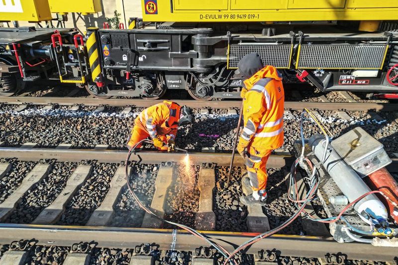 Gleisbauarbeiten auf der Riedbahn bei Groß-Rohrheim.(Bild:  Deutsche Bahn AG / Uli Planz)